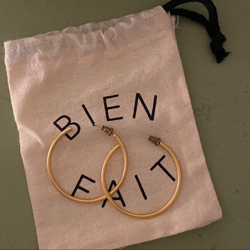 Medium Hoop Earrings by Madewell in gold